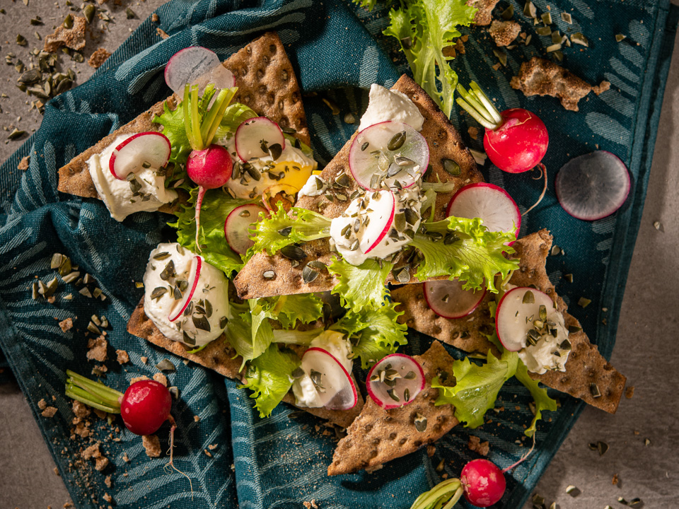 Dreiecks-Knäcke mit Meerrettichquark und Radieschen Dreiecks-Knäcke mit Meerrettichquark und Radieschen