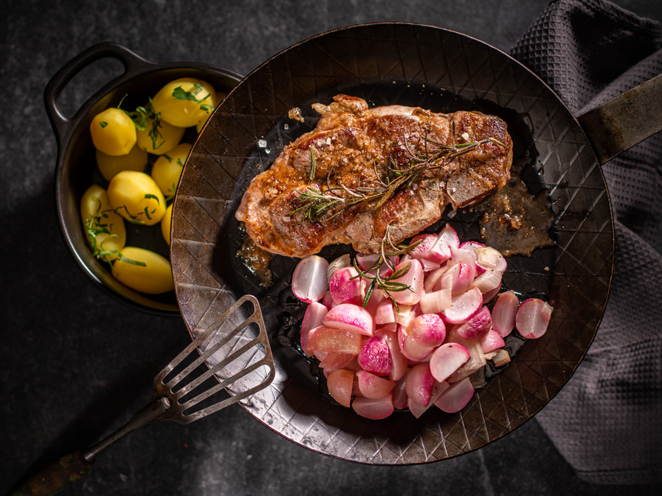 Nackensteak mit Backofen-Radieschen