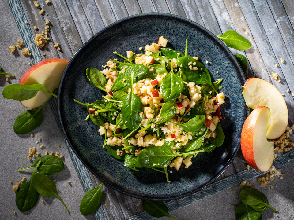 Spinatsalat mit Apfel, Meerrettich und Bulgur