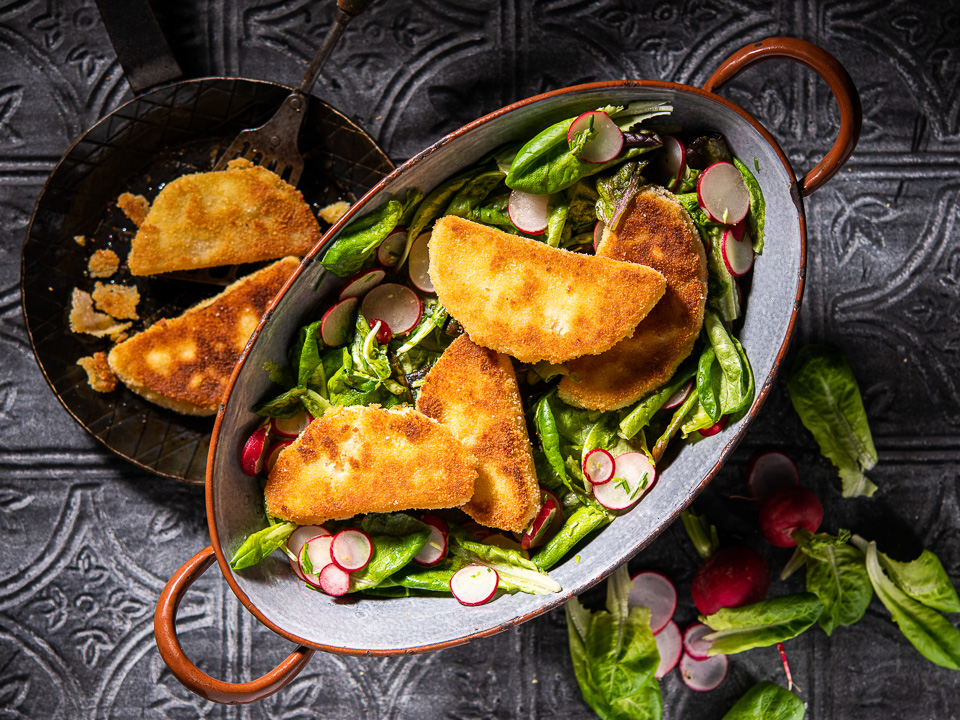 Panierter Kohlrabi mit Frühlingssalaten Panierter Kohlrabi mit Frühlingssalaten