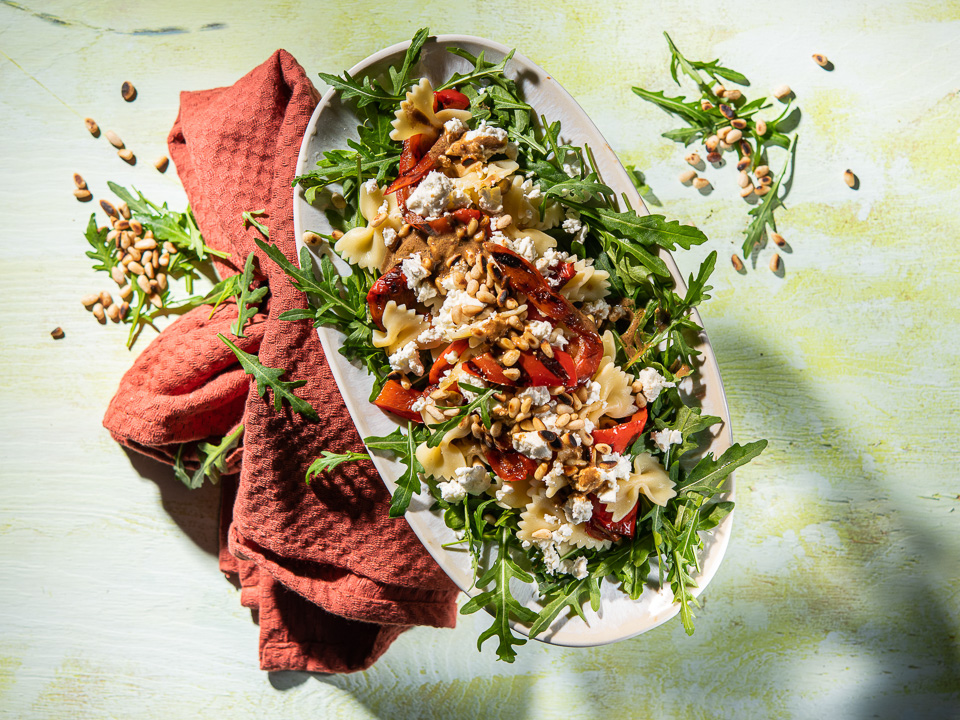 Rucola-Nudelsalat mit gegrillter Paprika