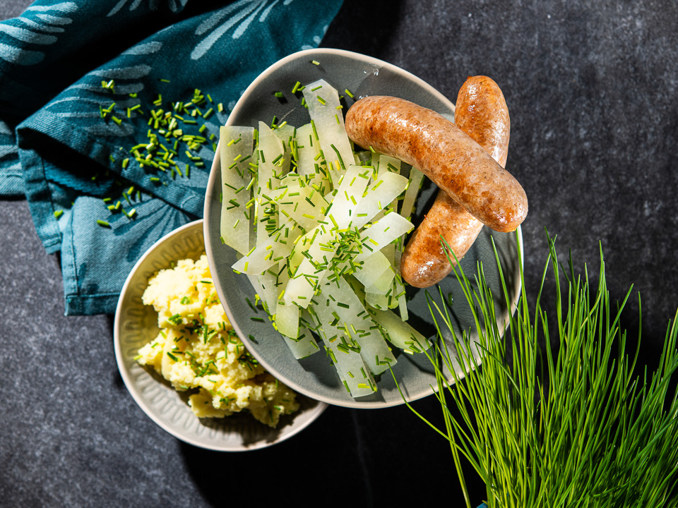 Strohschwein-Bratwurst mit Zitronenkohlrabi Strohschwein-Bratwurst mit Zitronenkohlrabi