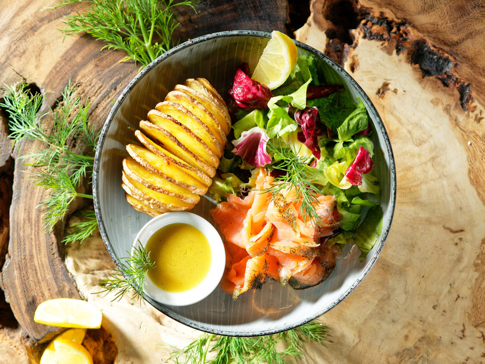 Graved Lachs mit Hasselback-Kartoffeln und Honig-Senf-Dip Graved Lachs mit Hasselback-Kartoffeln und Honig-Senf-Dip