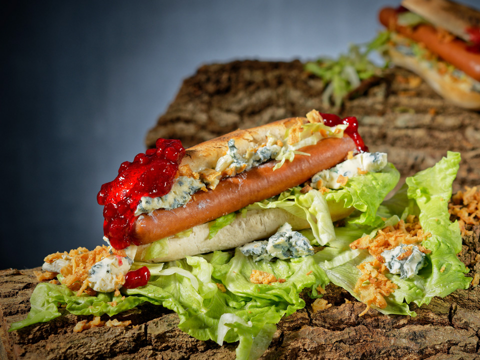 Hotdog mit Blauschimmelkäse und Preiselbeeren Hotdog mit Blauschimmelkäse und Preiselbeeren