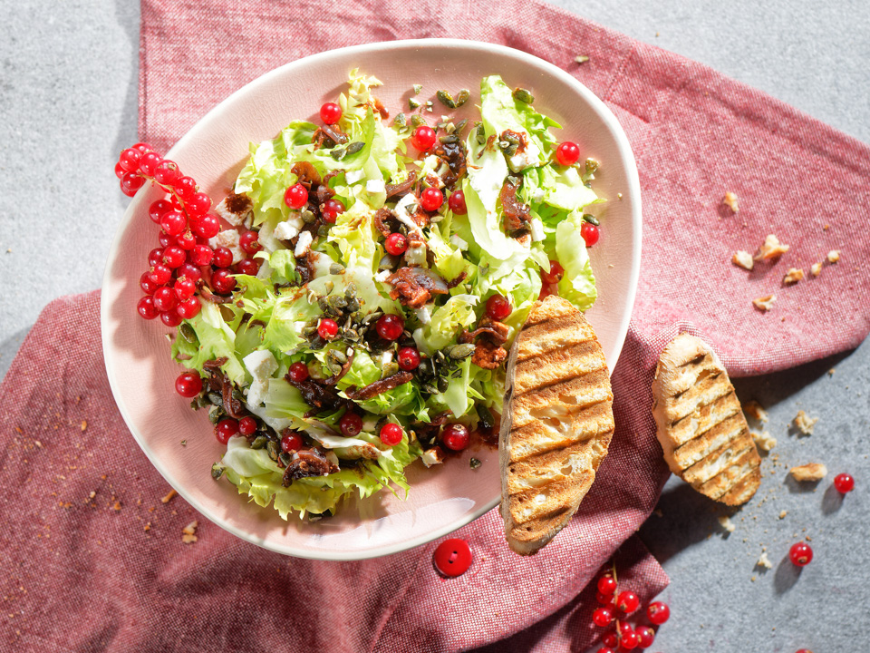 Salat mit Feta und Johannisbeerdressing