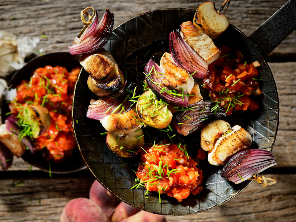Grillspieße mit Hähnchen, Pfirsich und Tomatensalsa Grillspieße mit Hähnchen, Pfirsich und Tomatensalsa