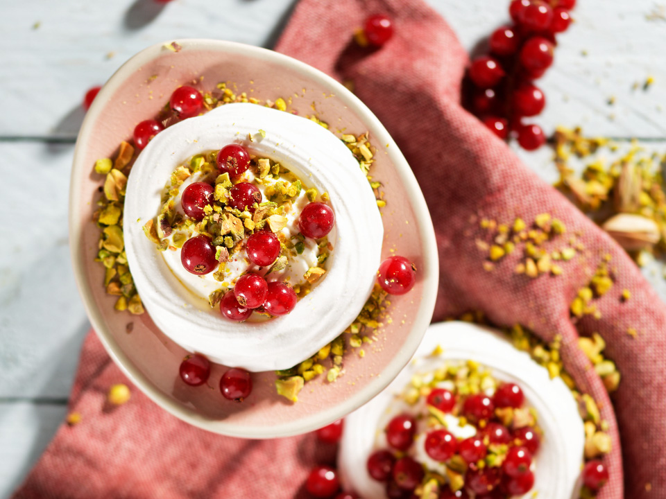 Baiser mit Johannisbeeren und Sahne