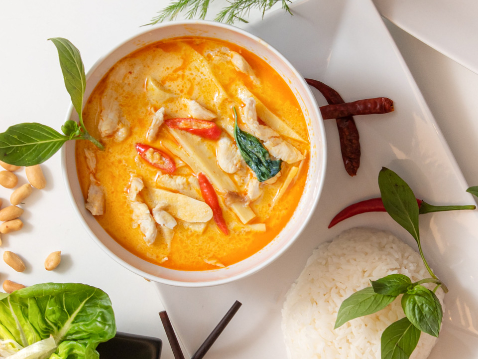 Gaeng Ped Gai Naw Mai (Hähnchencurry mit Bambussprossen)