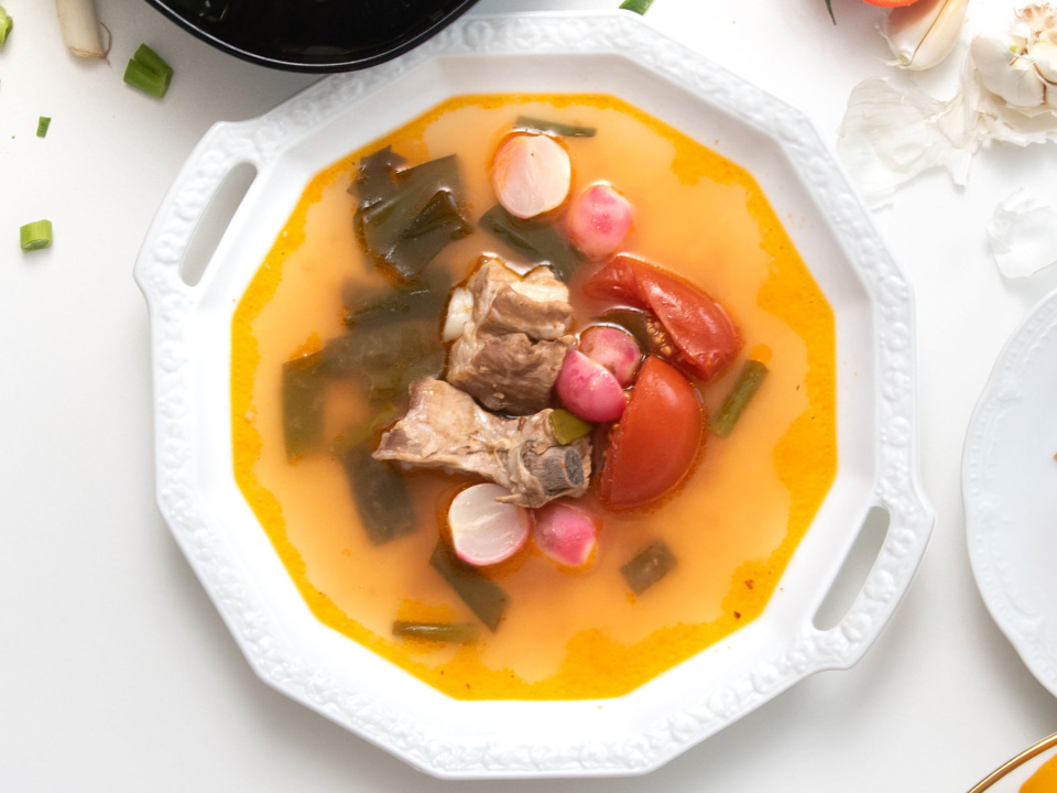 Sinigang (Saure Gemüsesuppe mit Fleisch) Sinigang (Saure Gemüsesuppe mit Fleisch)