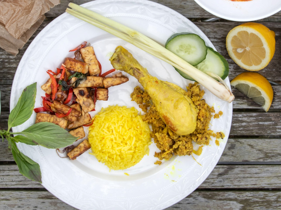 Ayam serundeng kelapa lengkuas (Hähnchenschenkel mit Kokos und Galgant) Ayam serundeng kelapa lengkuas (Hähnchenschenkel mit Kokos und Galgant)