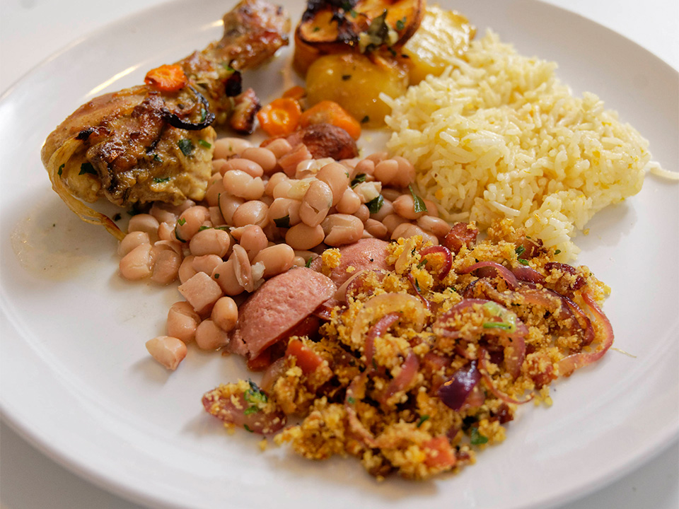 Cassava Farofa (Maniokpfanne mit Bohnen)