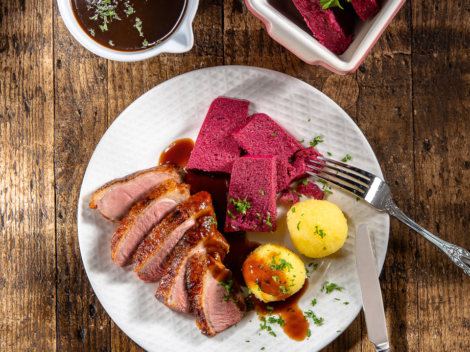 Glasierte Entenbrust an Rotkohlterrine