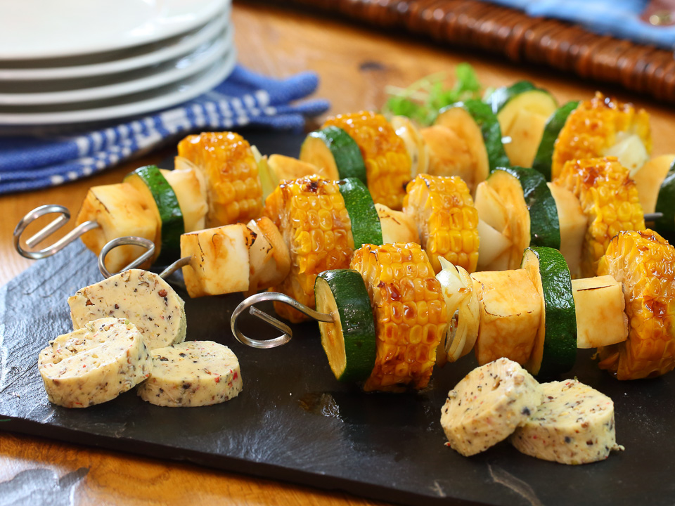 Vegetarische Spieße mit Mais und Halloumi