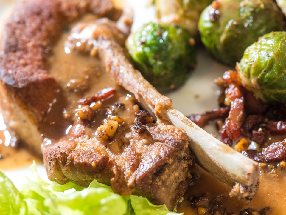 Vlees ribben met bruime saus