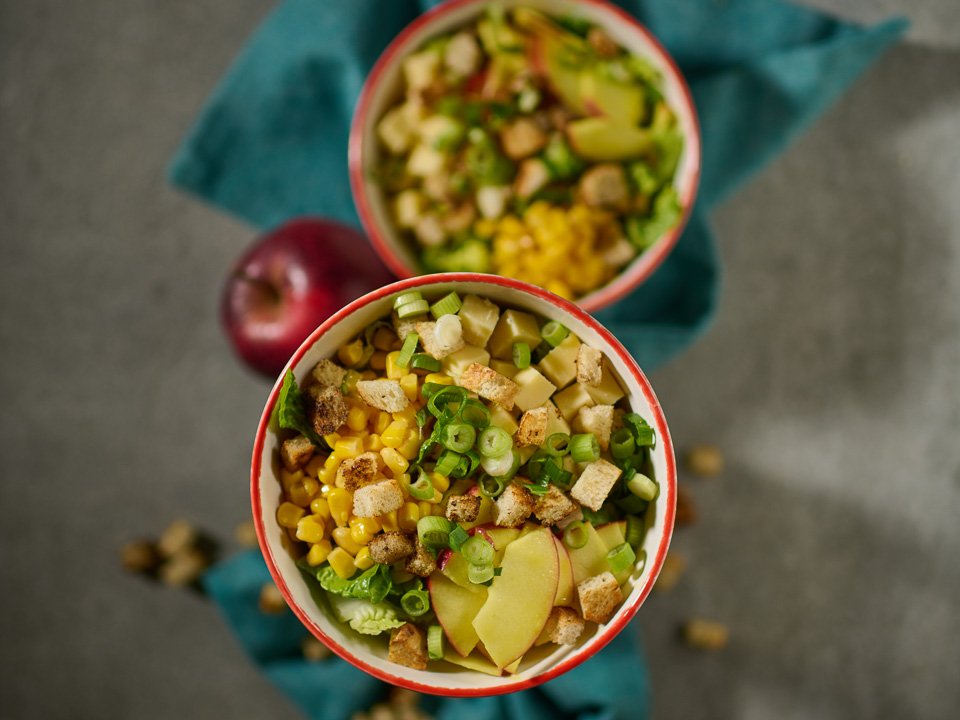 Bowl mit Apfel, Mais, Gouda und Romanasalat Bowl mit Apfel, Mais, Gouda und Romanasalat