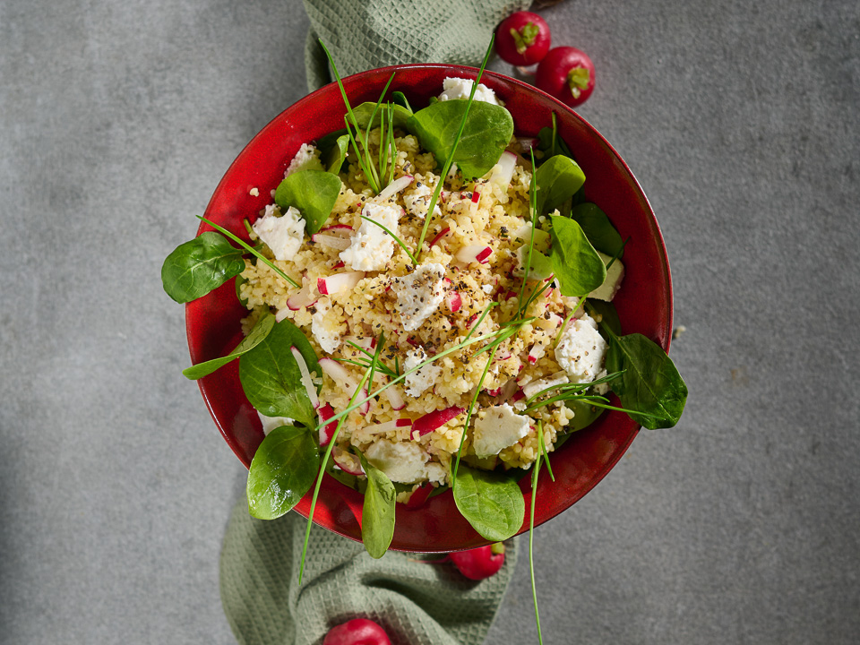Bowl mit Bulgur, Radieschen, Babyspinat und Feta Bowl mit Bulgur, Radieschen, Babyspinat und Feta