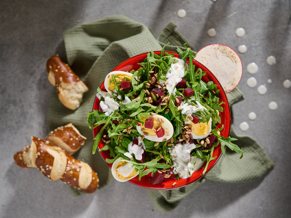 Rucola-Bowl mit Ei, Rote Bete und Kernen Rucola-Bowl mit Ei, Rote Bete und Kernen