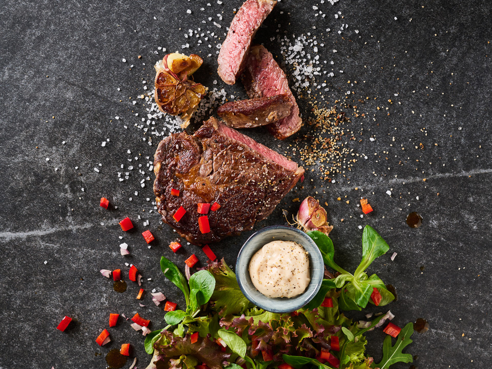 Rib Eye Steak mit Knoblauchcreme und Salat Rib Eye Steak mit Knoblauchcreme und Salat