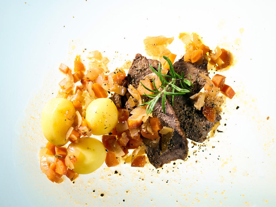 Rinderbraten aus dem Römertopf auf Zwiebel-Möhren-Gemüse Rinderbraten aus dem Römertopf auf Zwiebel-Möhren-Gemüse