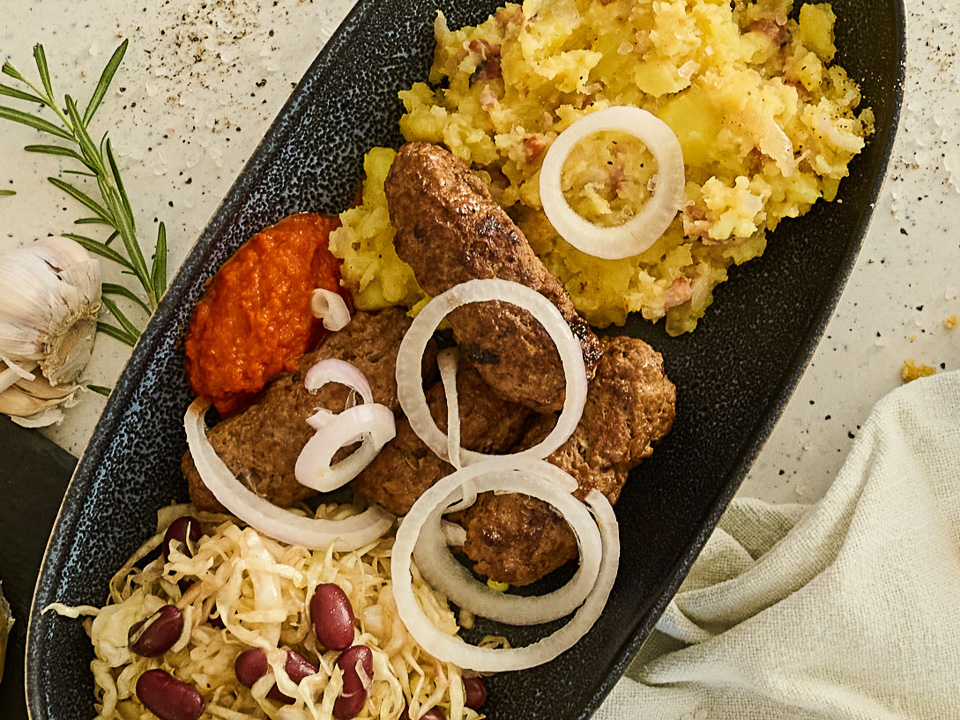 Ćevapčići con Patate in Tecia e Cavolo Cappuccio con Fagioli (Hackröllchen mit Stampfkartoffeln, Spitzkohl und Bohnen) Ćevapčići con Patate in Tecia e Cavolo Cappuccio con Fagioli (Hackröllchen mit Stampfkartoffeln, Spitzkohl und Bohnen)