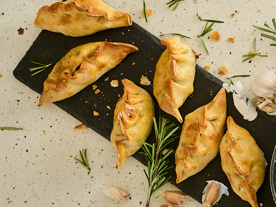 Empanadas criollas argentinas (Gefüllte Teigtaschen) Empanadas criollas argentinas (Gefüllte Teigtaschen)
