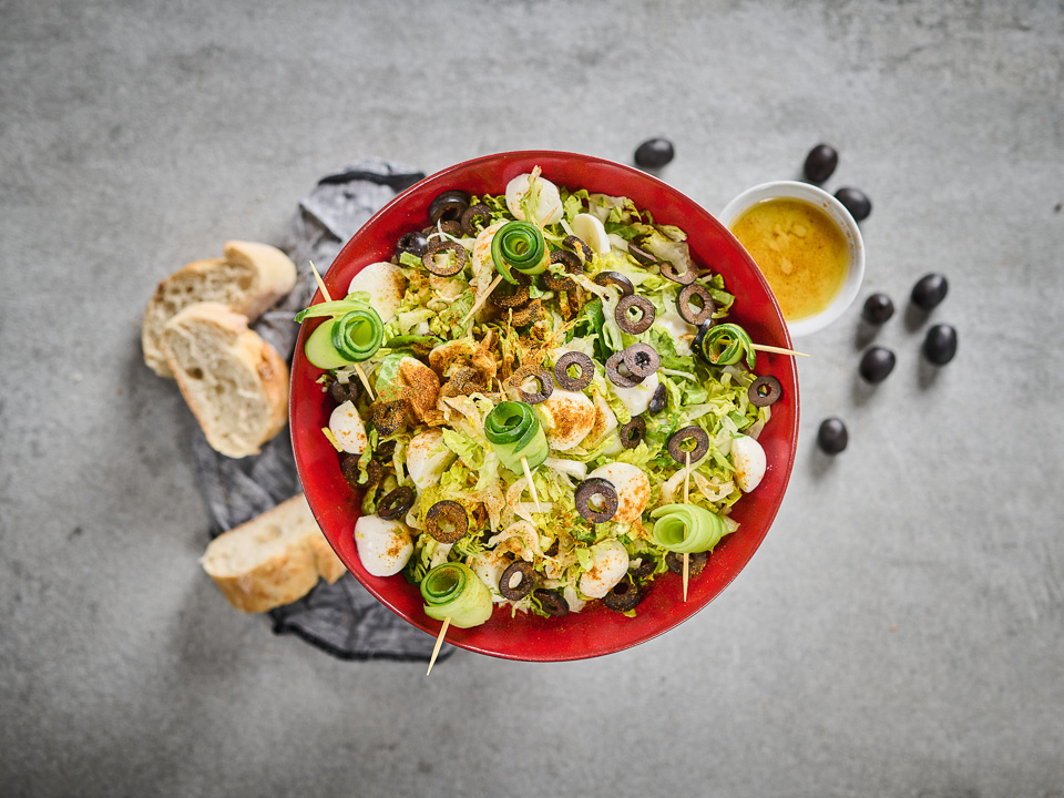 Minirömersalat mit Minimozzarella und Gurkenröllchen Minirömersalat mit Minimozzarella und Gurkenröllchen