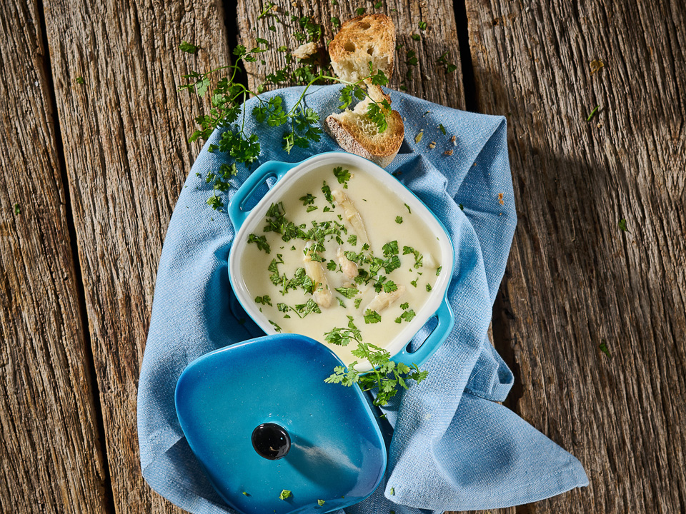 Spargelsuppe mit Kerbel und Zitrone Spargelsuppe mit Kerbel und Zitrone