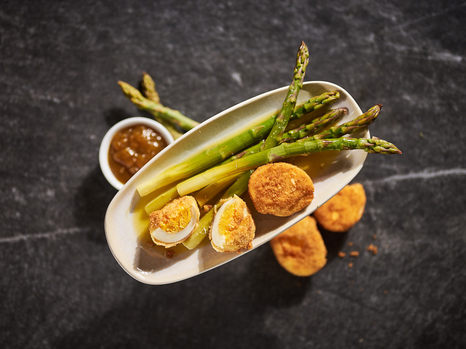 Grüner Spargel mit paniertem Ei