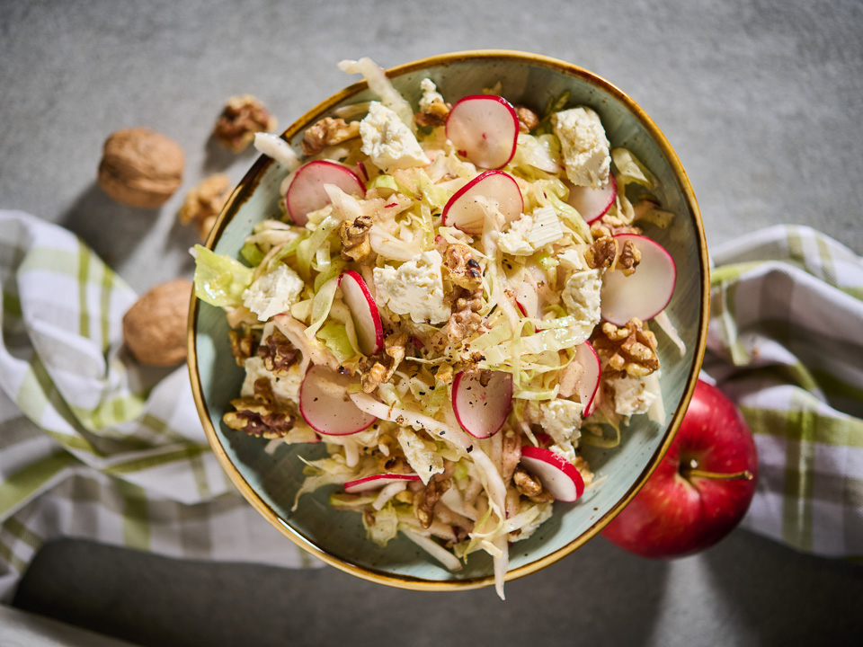 Spitzkohlsalat mit Feta und Apfel