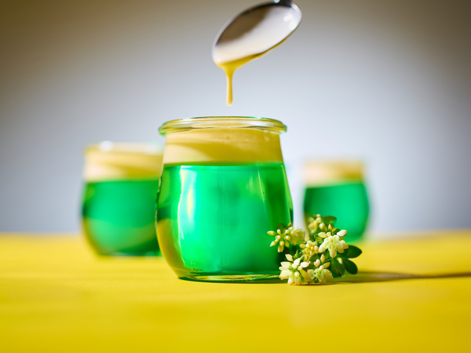 Waldmeister-Götterspeise mit Eierlikörsoße Waldmeister-Götterspeise mit Eierlikörsoße