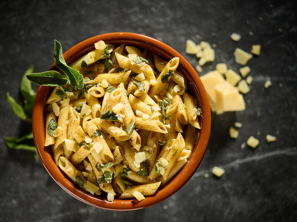 Penne in Knoblauch-Salbei-Butter Penne in Knoblauch-Salbei-Butter