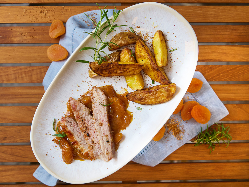 Gegrillte Secreto-Steaks vom Durocschwein mit Kartoffelspalten und Aprikosenchutney Gegrillte Secreto-Steaks vom Durocschwein mit Kartoffelspalten und Aprikosenchutney