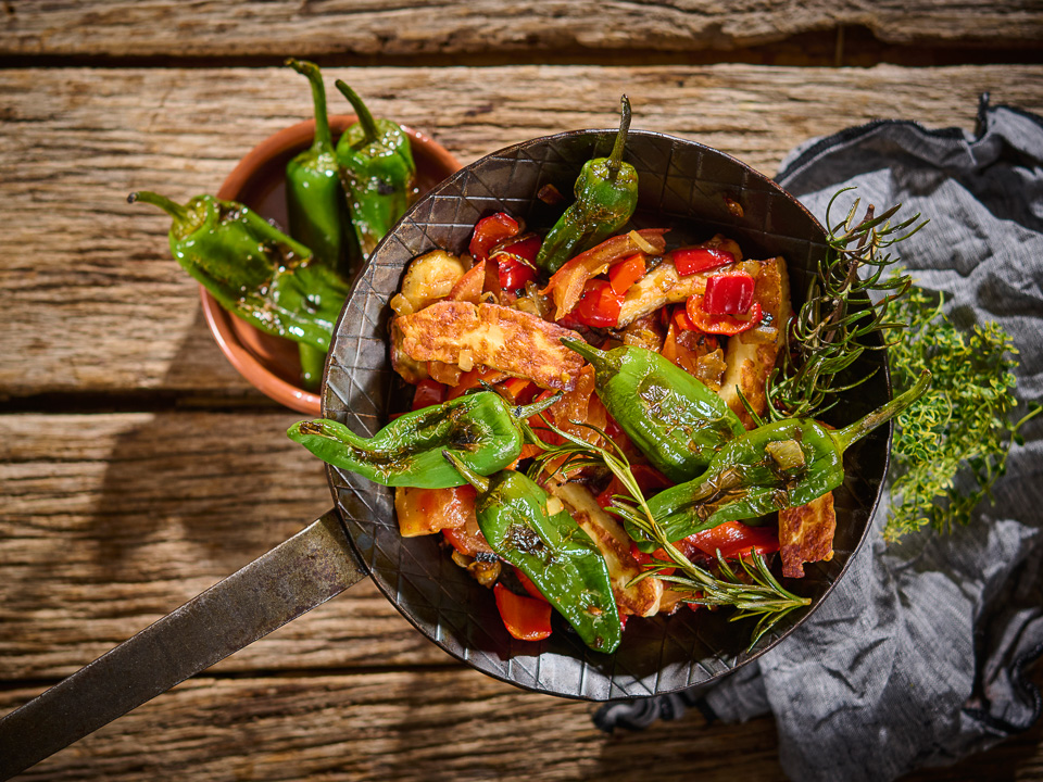 Halloumi mit Bratpaprikas, Tomaten und Thymian Halloumi mit Bratpaprikas, Tomaten und Thymian
