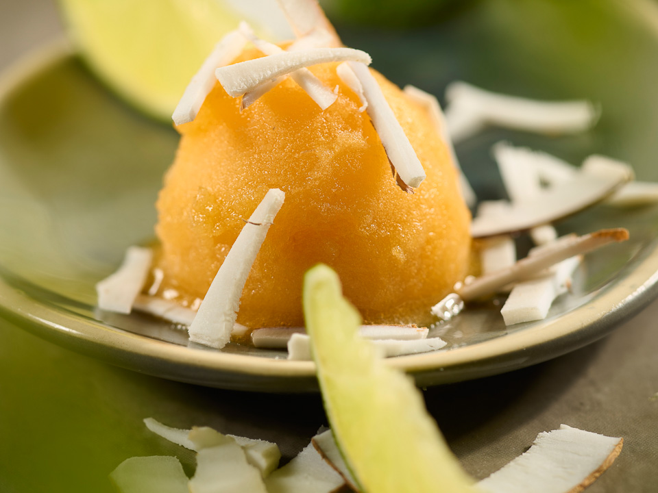 Mangosorbet mit Kokosspänen Mangosorbet mit Kokosspänen