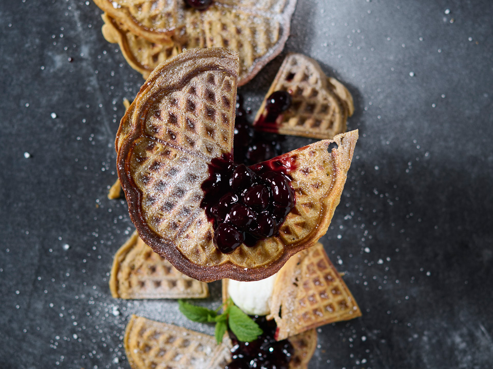 Roggenwaffeln mit Kirschsoße Roggenwaffeln mit Kirschsoße