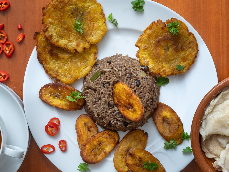 Arroz congri (Schwarze-Bohnen-Reis und zweierlei gebratene Bananen) Arroz congri (Schwarze-Bohnen-Reis und zweierlei gebratene Bananen)