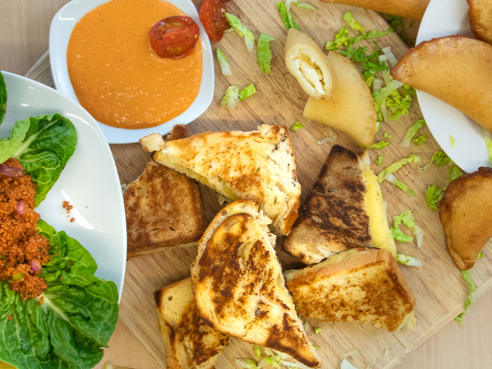 Grilled cheese sandwich with tomato soup (Käsetoast mit Tomatensuppe)