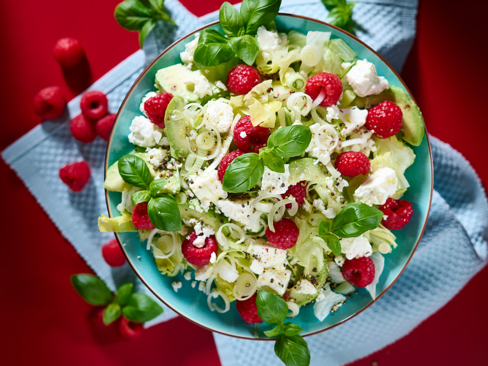 Salatbowl mit Balsamico-Himbeeren