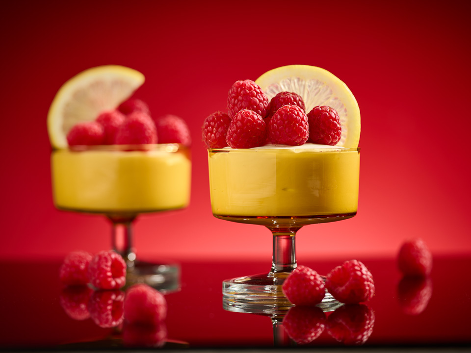 Himbeeren auf Zitronen-Buttermilchcreme Himbeeren auf Zitronen-Buttermilchcreme