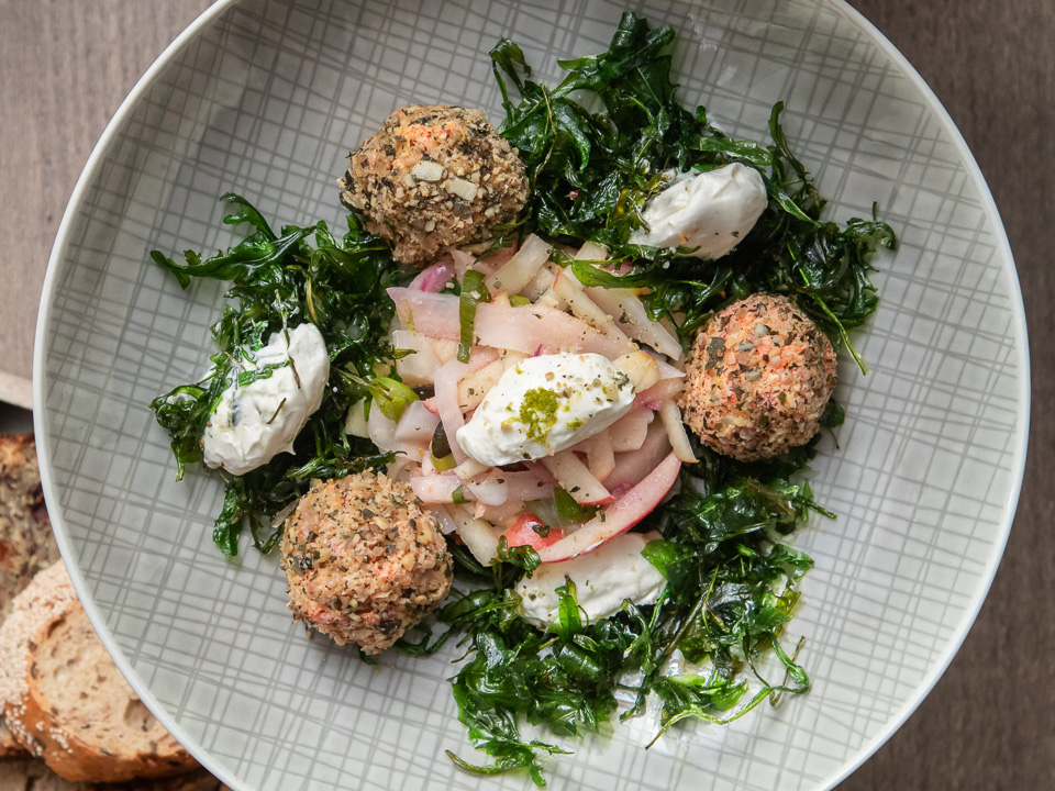 Möhren-Käse-Pralinen auf Sellerie-Apfel-Salat