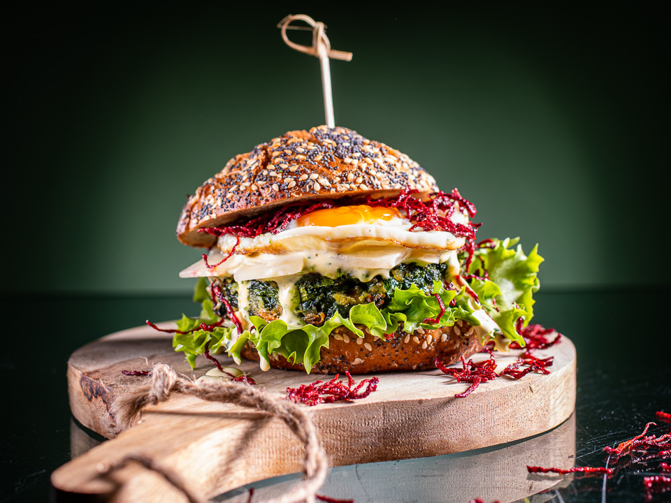 Grünkohlburger mit Spiegelei und Rote-Bete-Stroh