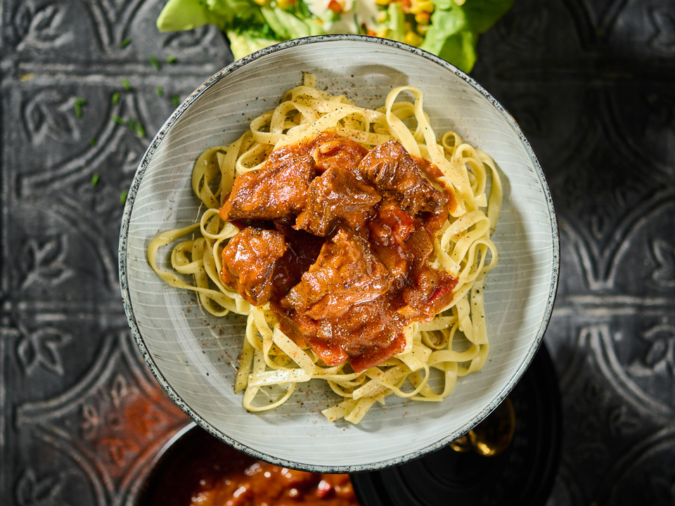 Kesselgulasch mit Bandnudeln und Salat