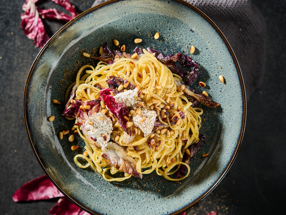 Linguine mit Radicchio und Pinienkernen
