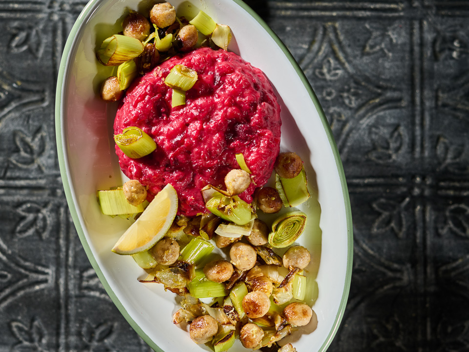 Zitrus-Fleischklößchen mit Porree und Rote-Bete-Püree