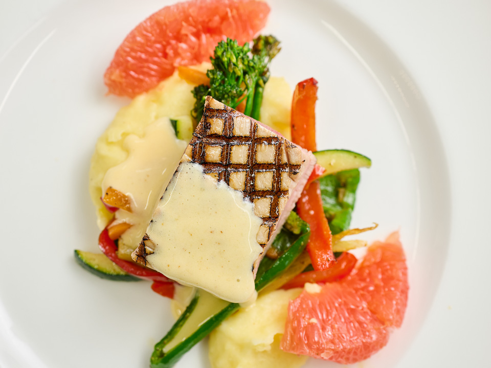 Thunfisch mit Nussbutterpüree und Sauce Hollandaise