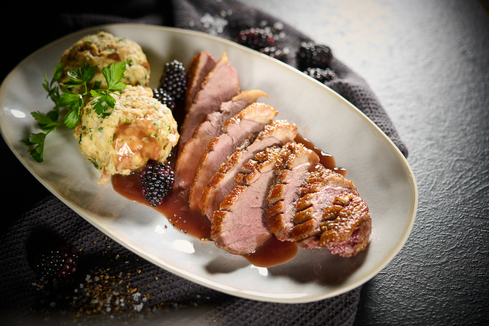 Entenbrust mit Laugenbrezel-Knödeln und Brombeersoße