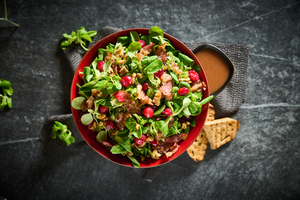 Feldsalat mit Speck, Walnüssen und Cranberrys