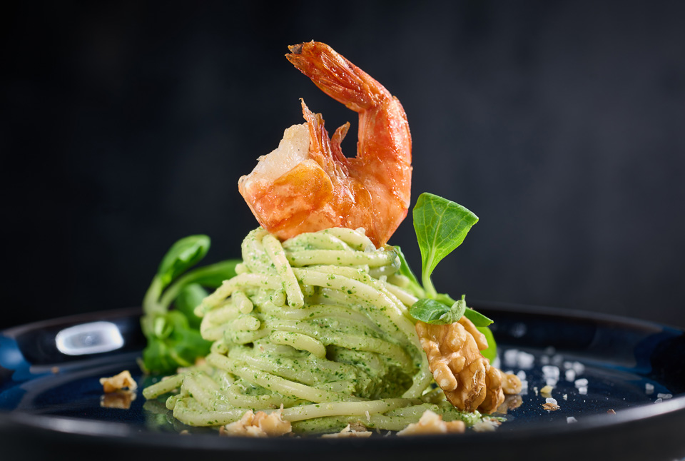 Spaghetti in Feldsalatcreme mit gebratenen Garnelen
