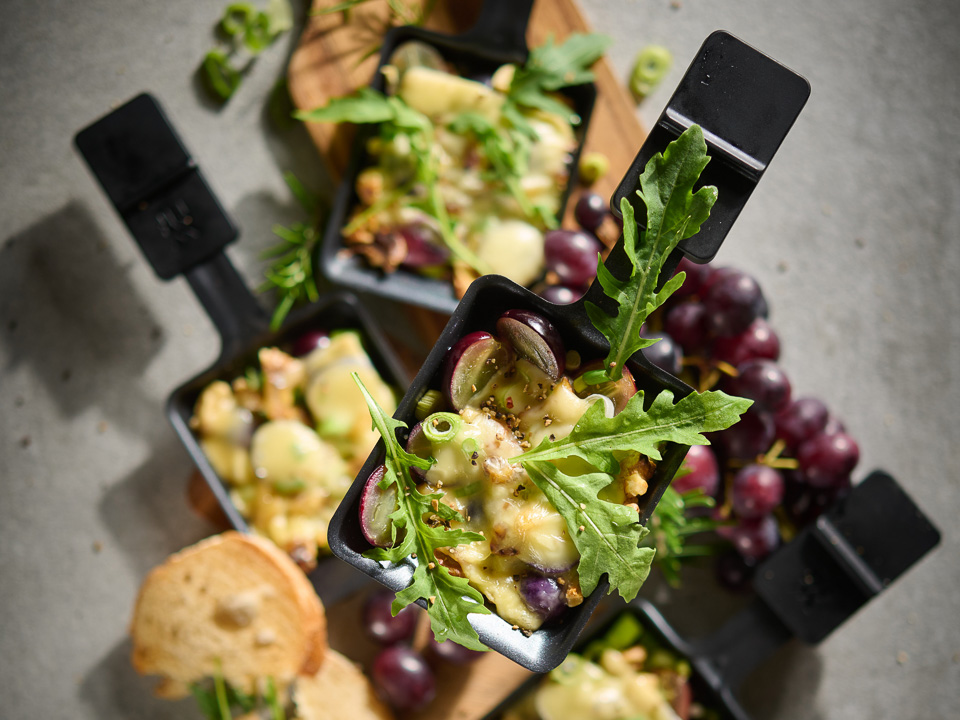 Raclette mit Weintrauben und Walnüssen