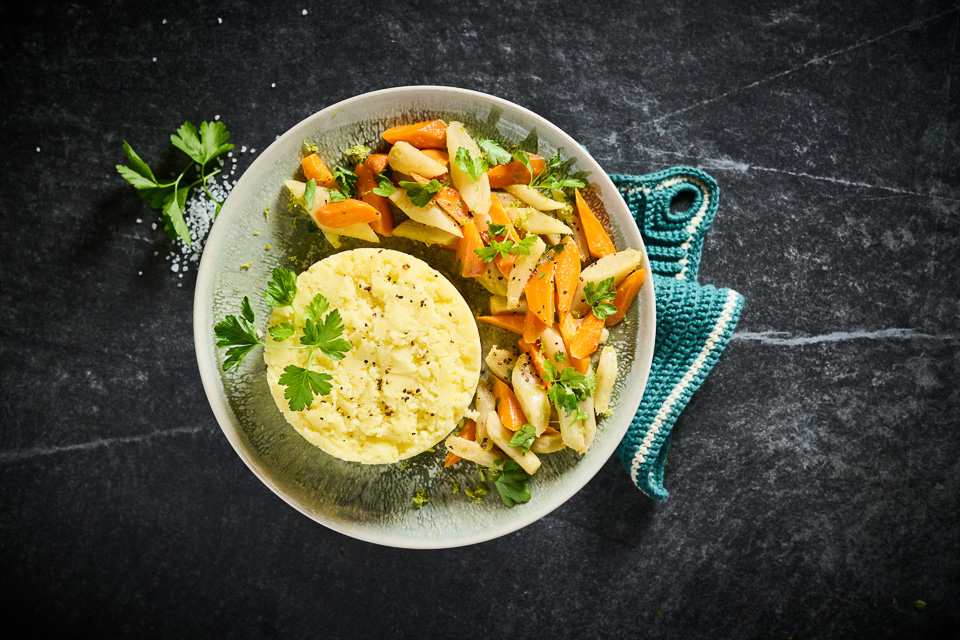 Schwarzwurzel-Möhren-Gemüse in Petersilienbutter